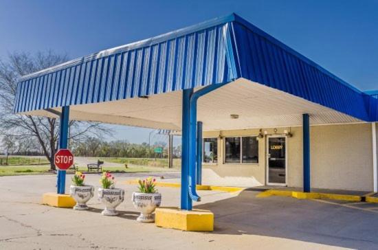Regency Inn Concordia Exterior photo